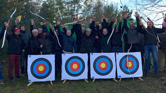 Berlin Bogenschießen im Fackelschein