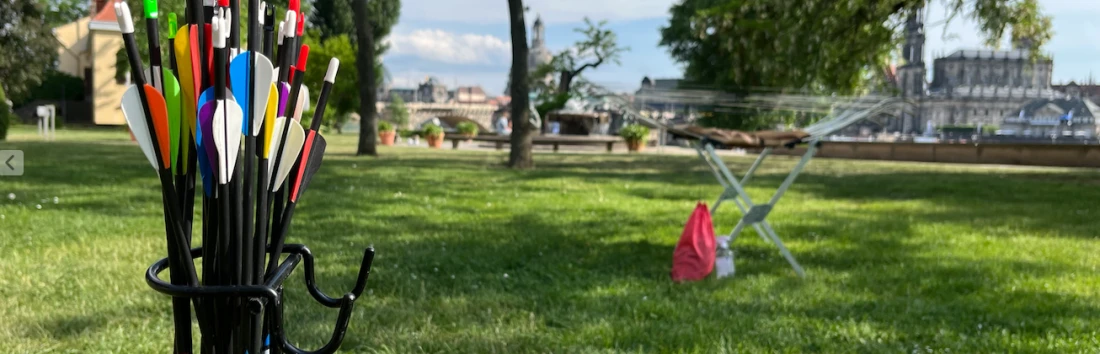 Bogenschießen im Fackelschein